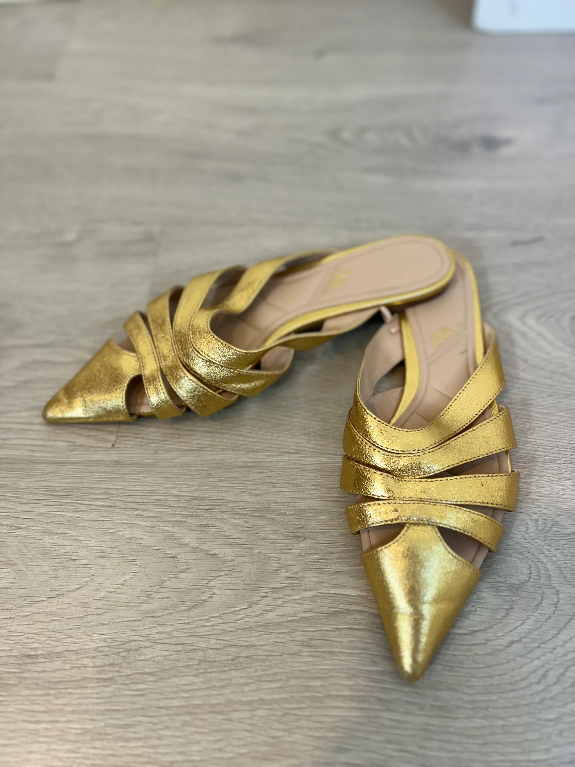 ZARA. Mules dorados T.39