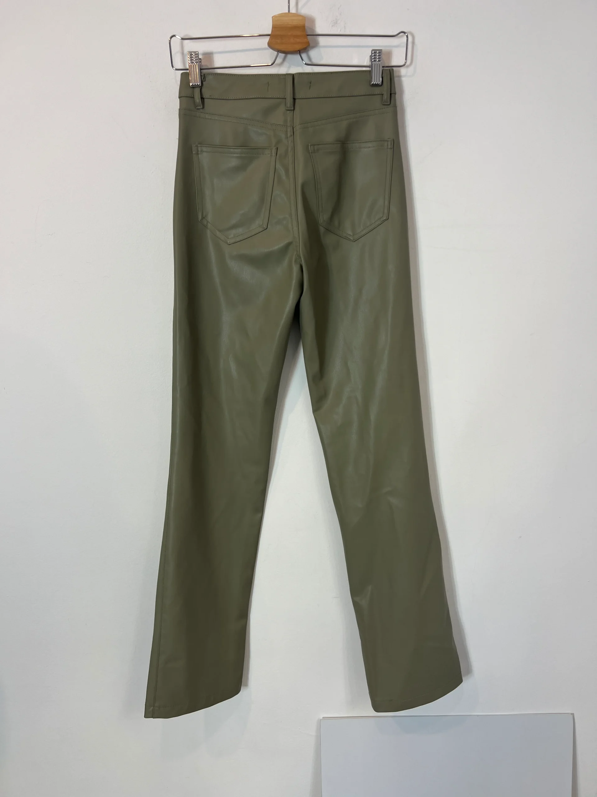 ZARA. Pantalón efecto piel verde T.32 - Imagen 4