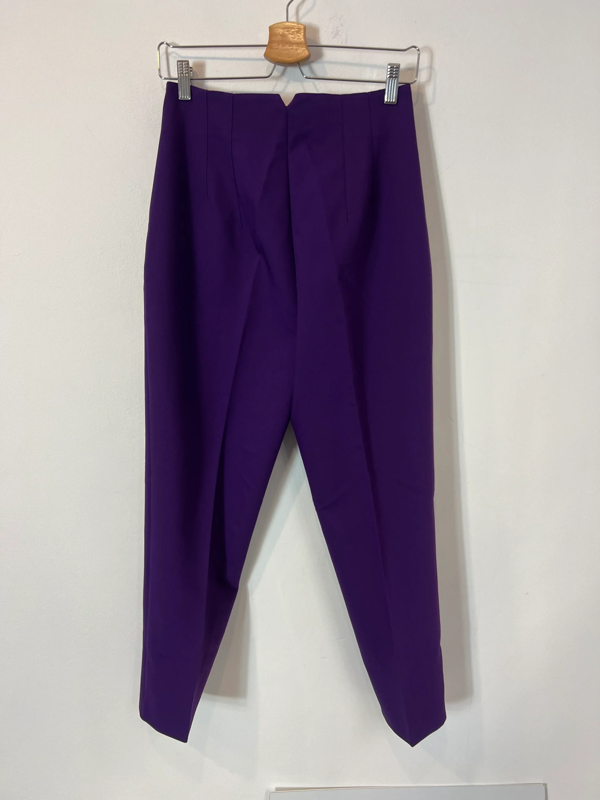 ZARA. Pantalón morado pinzas T.m - Imagen 4
